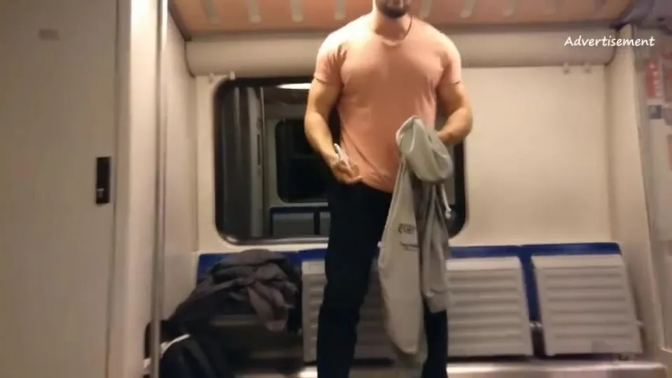 Muscle man show his body in public - ThisVid.com