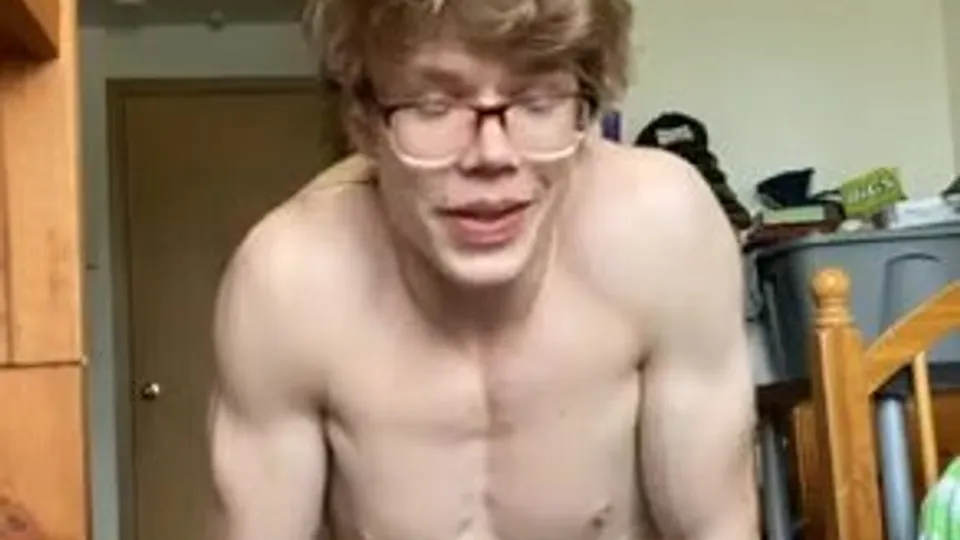 Muscle nerd beating off - ThisVid.com