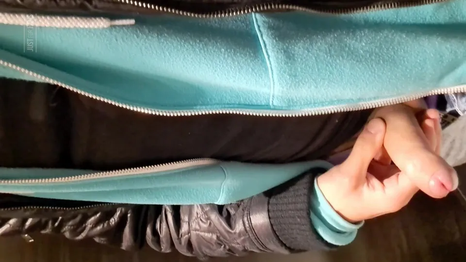 Muscle Slut Jerks off in public - ThisVid.com