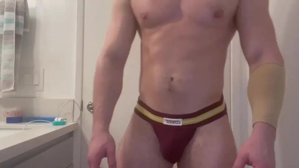 Estrela do Musculoso em Jockstrap Mostra o Rabo