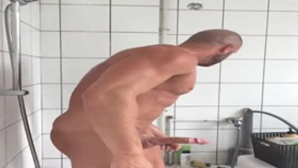 muscle stud jerks off in the shower