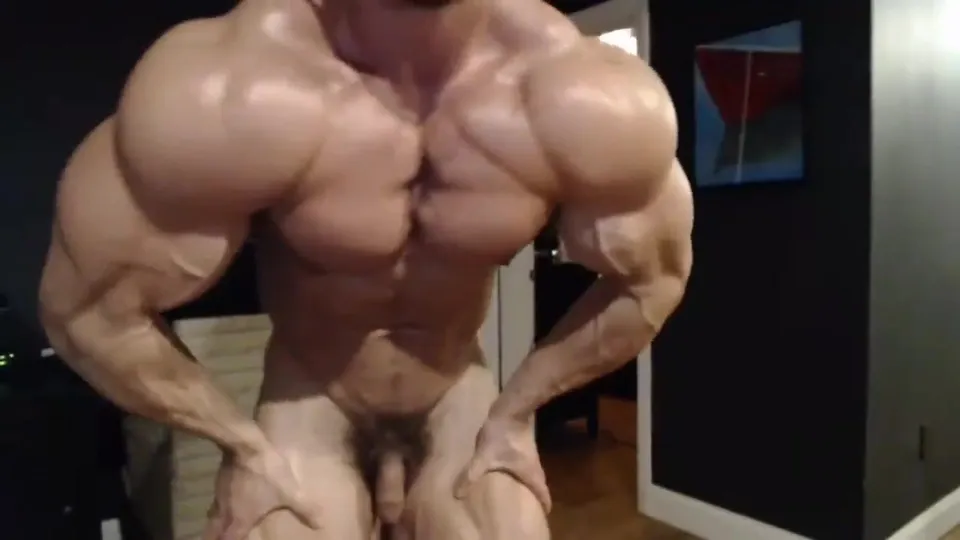 Muscle stud naked flexing - ThisVid.com