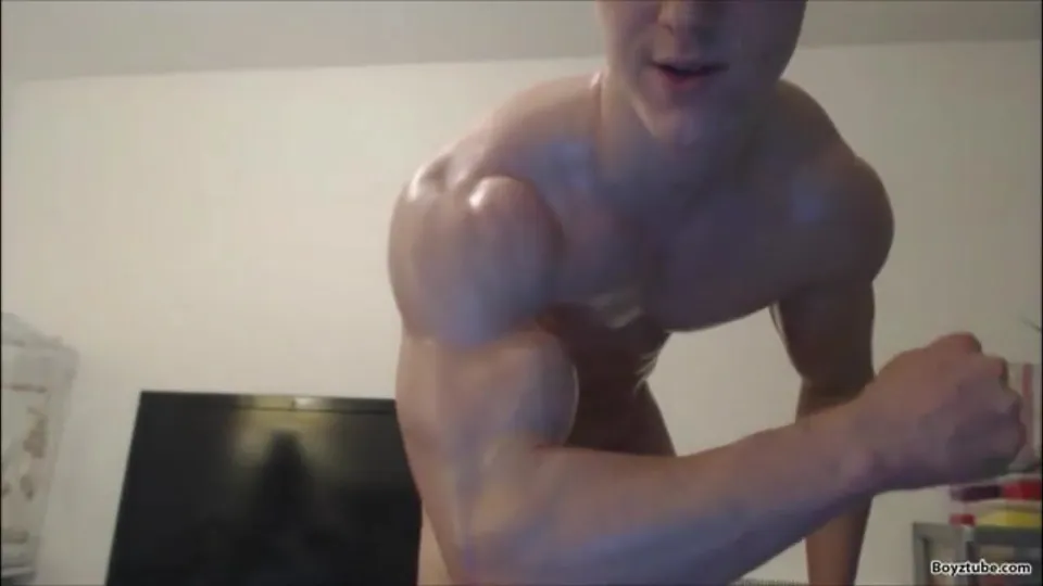 Muscle stud oiled flex!ng - ThisVid.com