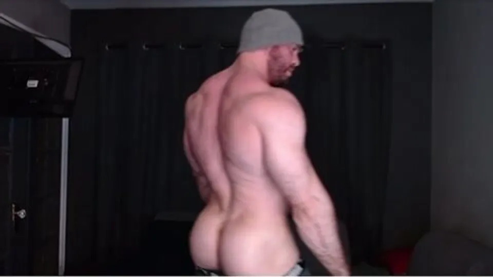 Muscle stud showing off body - ThisVid.com