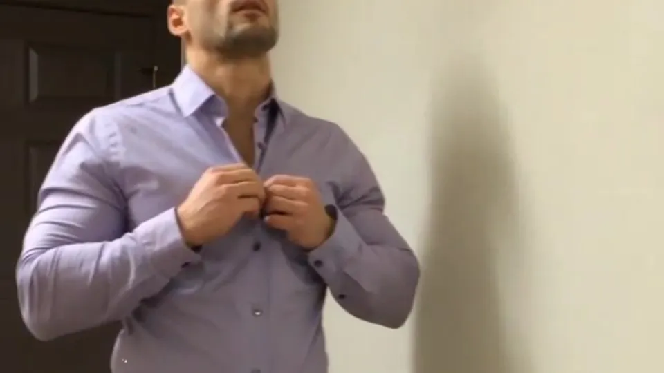 Muscle stud shows off body - ThisVid.com