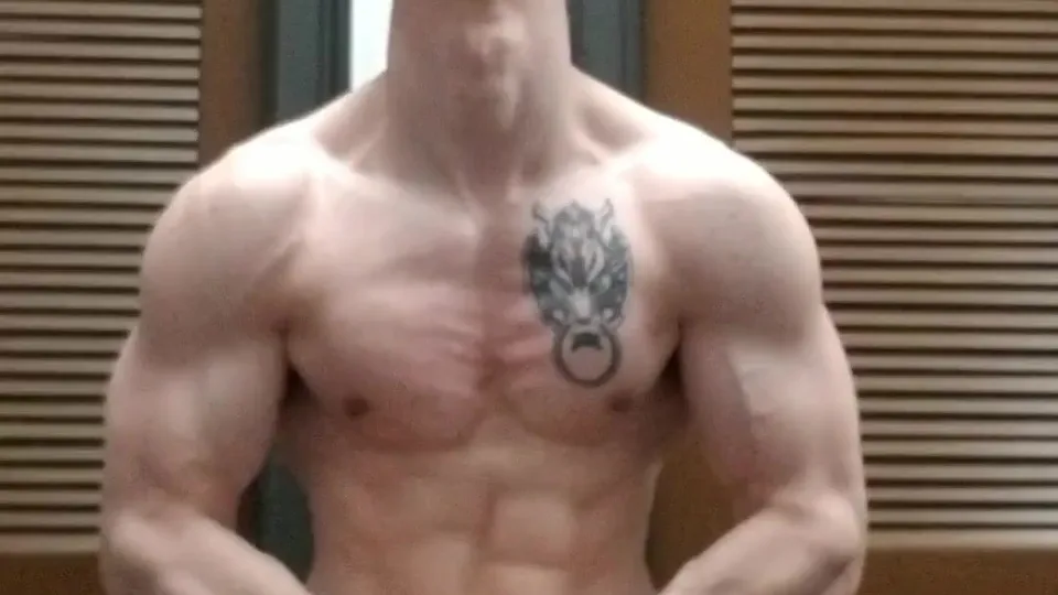 Muscle teen shows off gains again - ThisVid.com