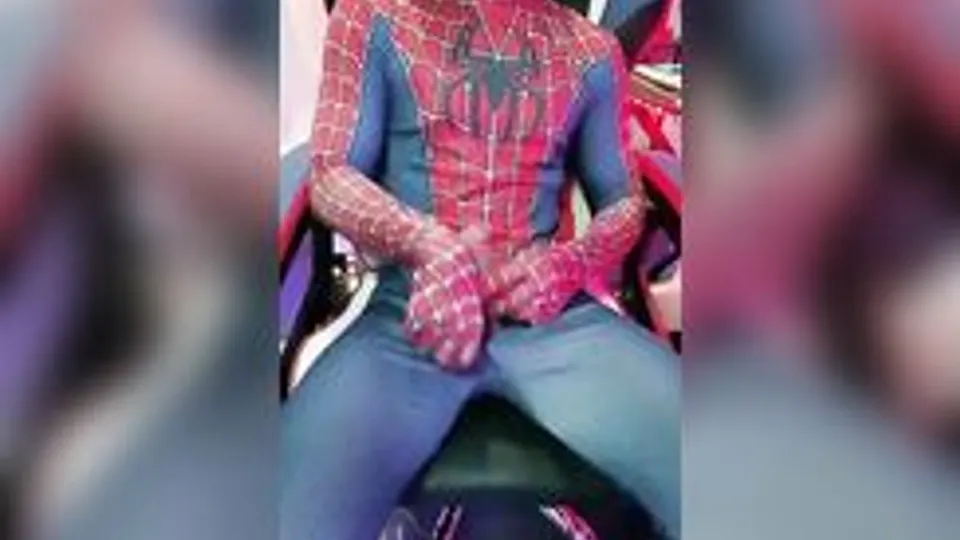 Ragazzo Spiderman si masturba in casa