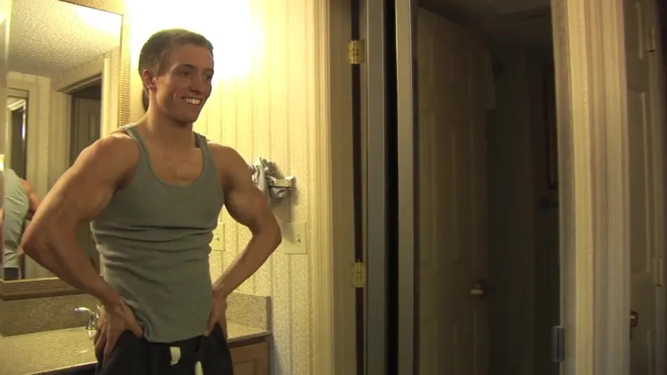 MUSCLE TWUNK POSES ND STRIPS IN BATHROOM - ThisVid.com auf Deutsch