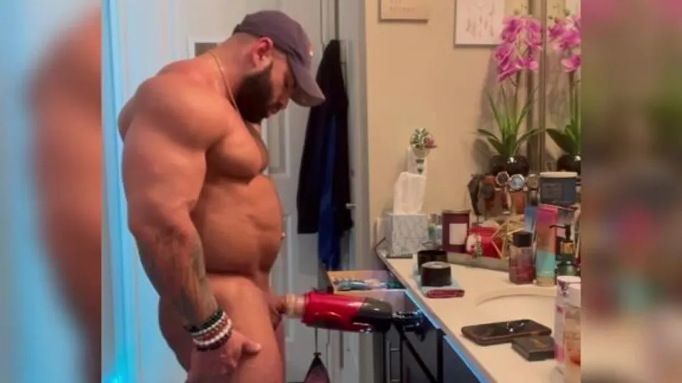 MUSCLE WITH TOY - ThisVid.com
