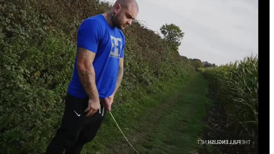 Muscled and tattoed chav piss in the park - ThisVid.com