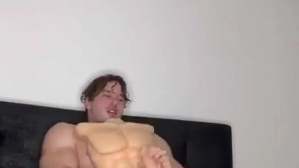 Muscled guy fucking toy - ThisVid.com