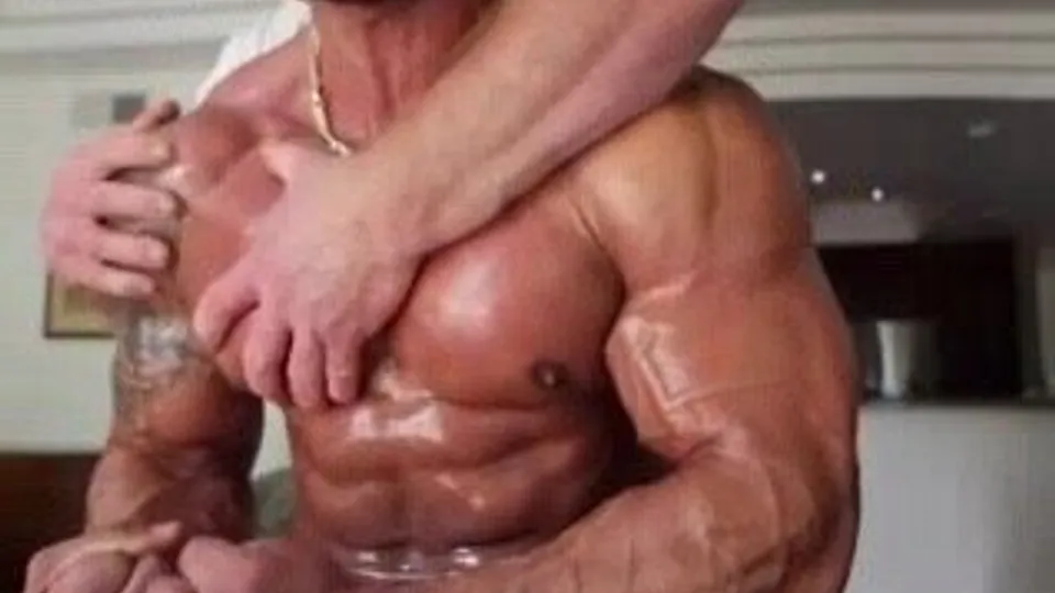 Muscles admiration - ThisVid.com