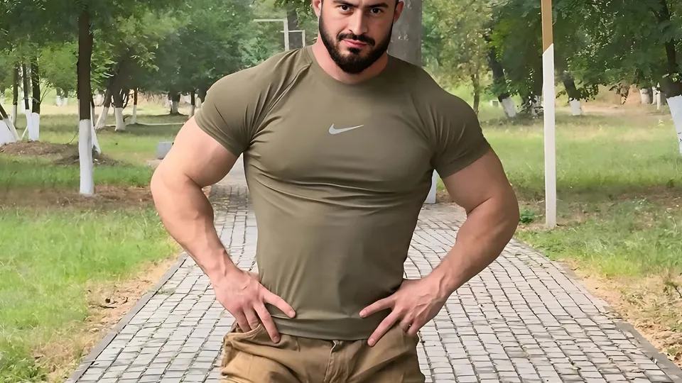 Muscular Beefy Daddy Knows How To Play - ThisVid.com