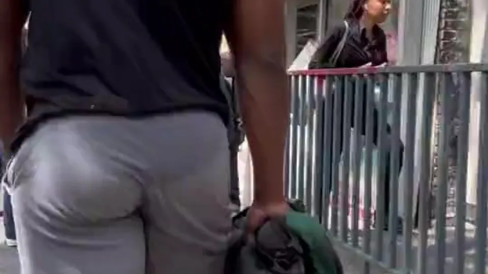 Muscular Black Man Strutting His Stuff - ThisVid.com