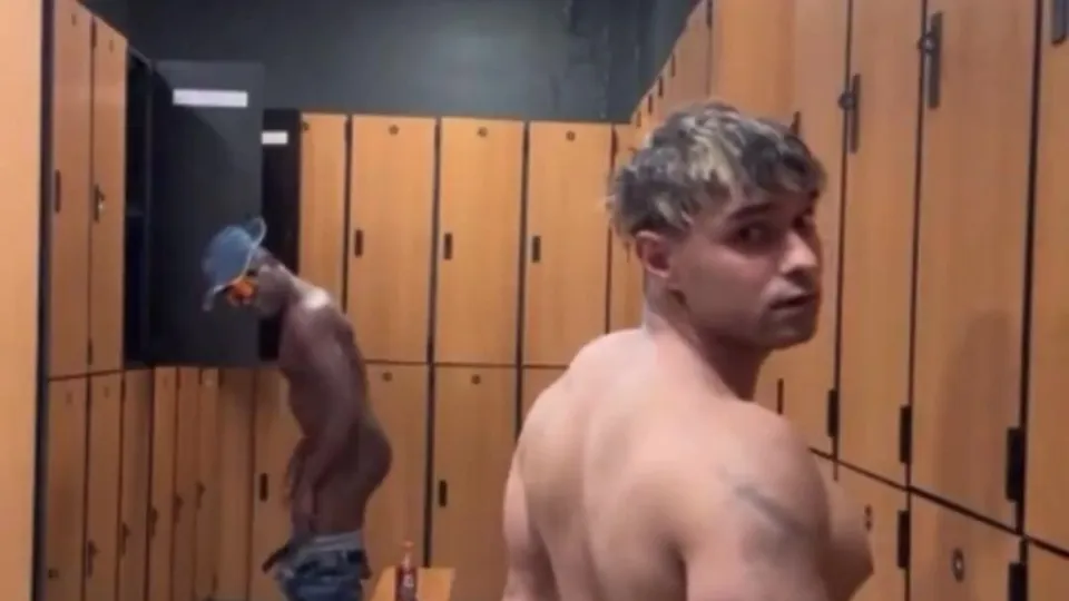 Muscular bro showing off in gym lockers and showers - ThisVid.com