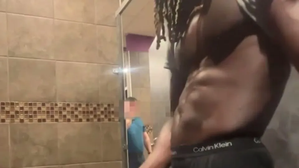 Muscular exhibitionist caught wanking in gym - ThisVid.com