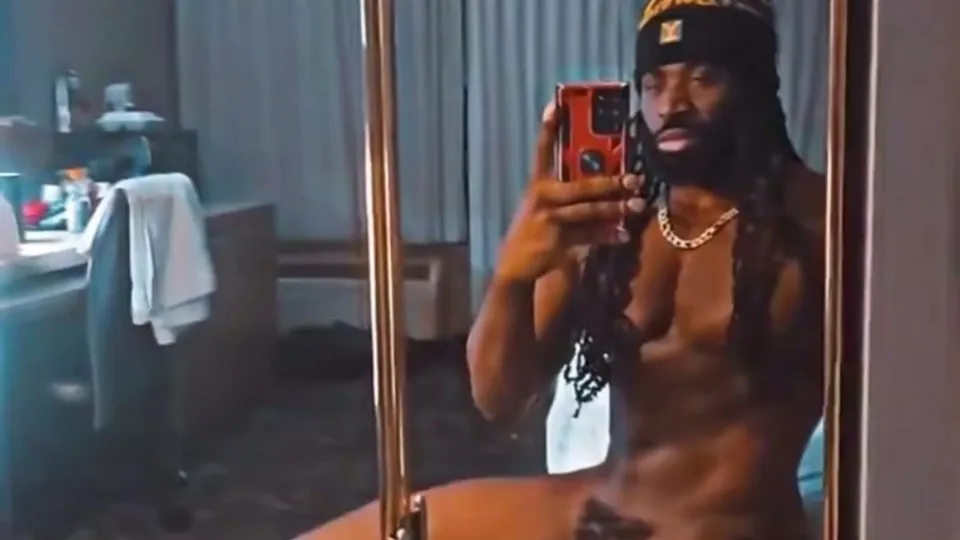 Muscular horsehung dreadhead showing off - ThisVid.com