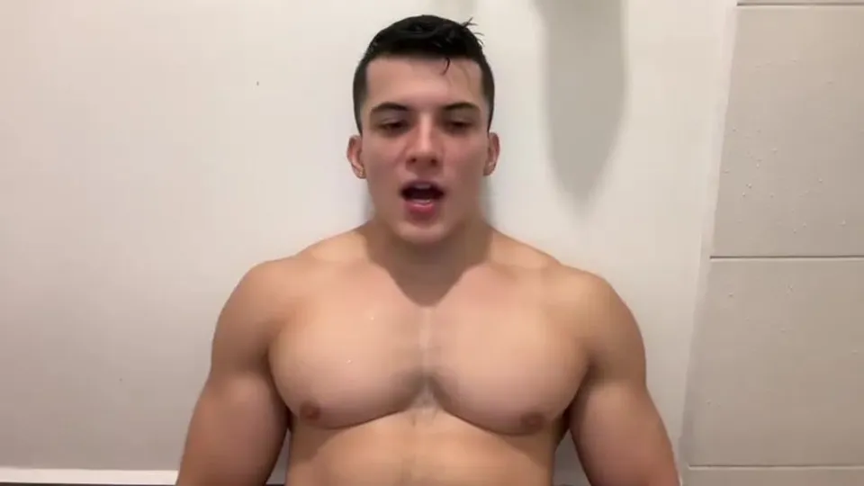 Muscular straight guy jerking off in the shower. - video 3 - ThisVid.com