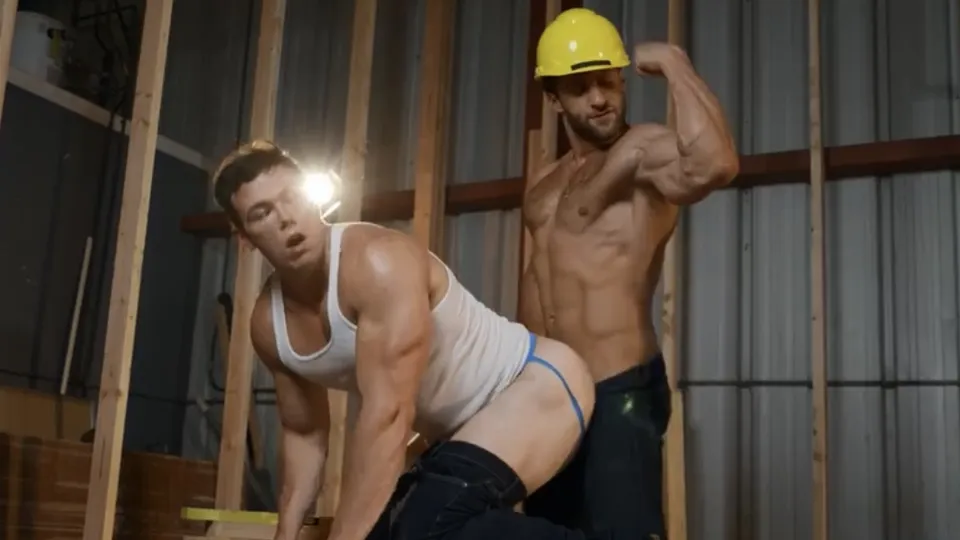 Muscular stud flex and fuck - ThisVid.com