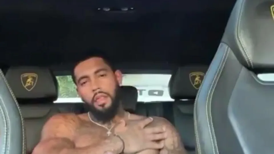 Muscular tatted bro nuts in his car - ThisVid.com