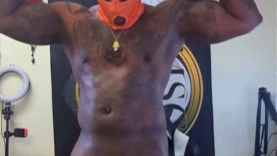 Muscular tatted trade shows off body and stroking bbc - ThisVid.com