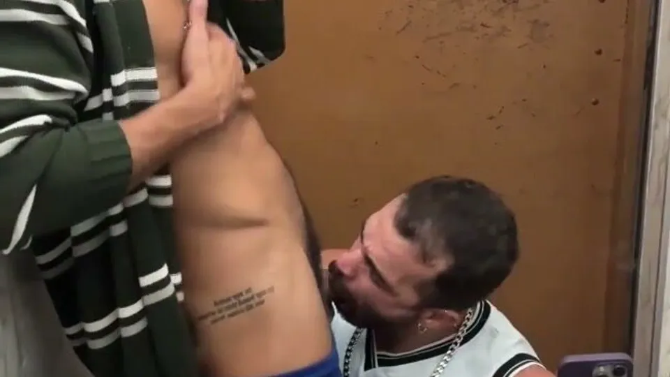 Muy Hermoso Chico in Elevator Fucking Meeting - ThisVid.com