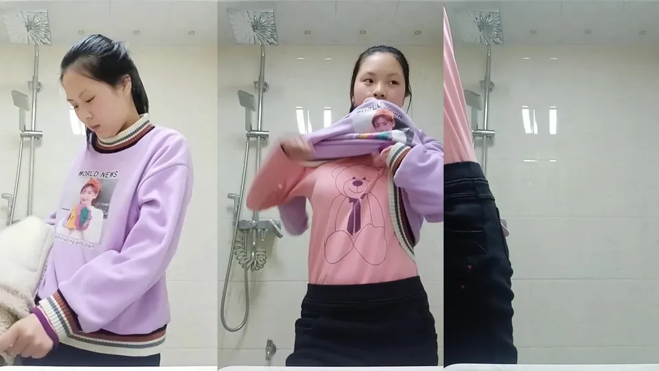 My sister took off her clothes and played with her breasts in the bathroom and took a selfie 