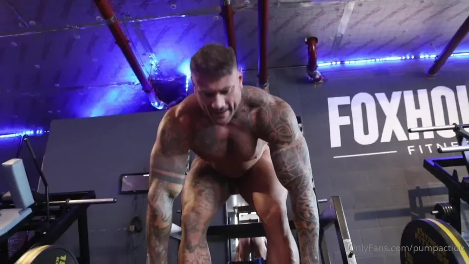 Naked bodybuilder working out - ThisVid.com