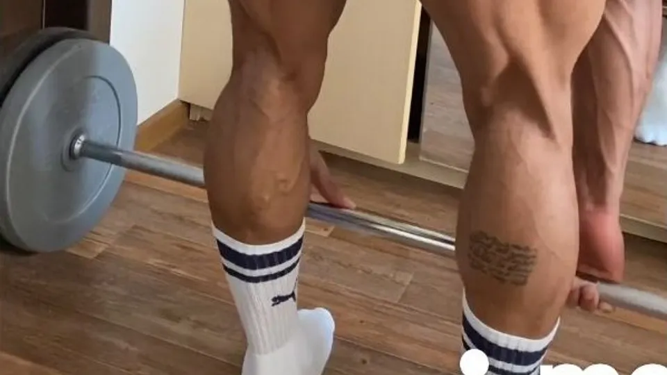 Naked Deadlifts - ThisVid.com