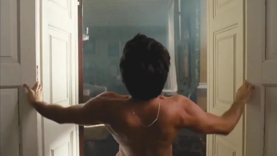 NAKED GUY DANCES THROUGH THE HOUSE - ThisVid.com