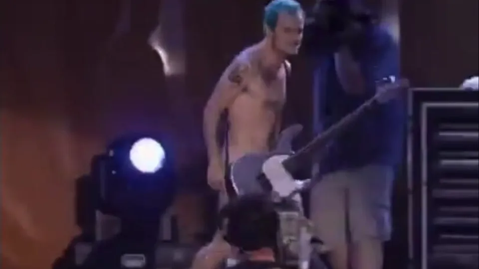 Naked on Stage - video 5 - ThisVid.com