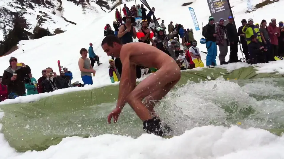 Naked skateboarding - ThisVid.com