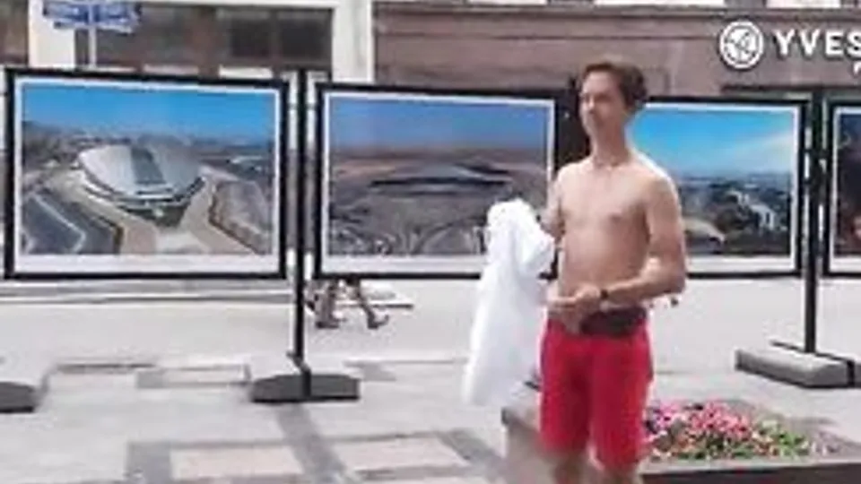 Twink House: Naked Stroll in France