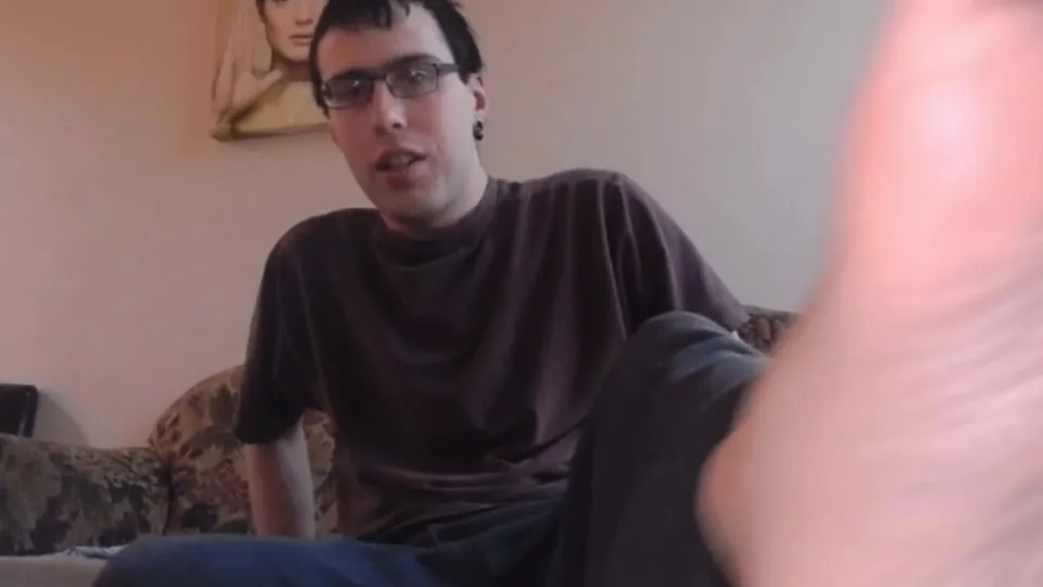 Nerd shows his feet for guys to love - ThisVid.com