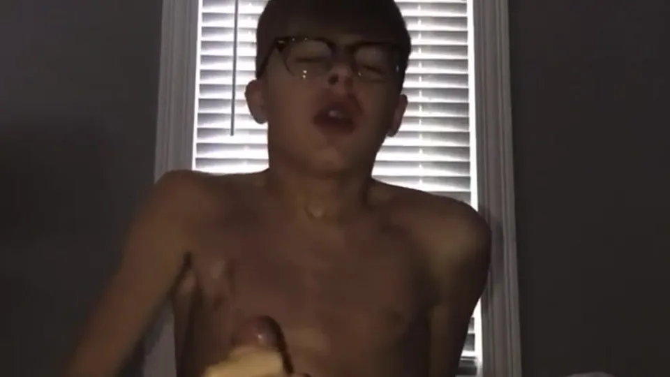 Nerd wank his big cock with two hands - ThisVid.com