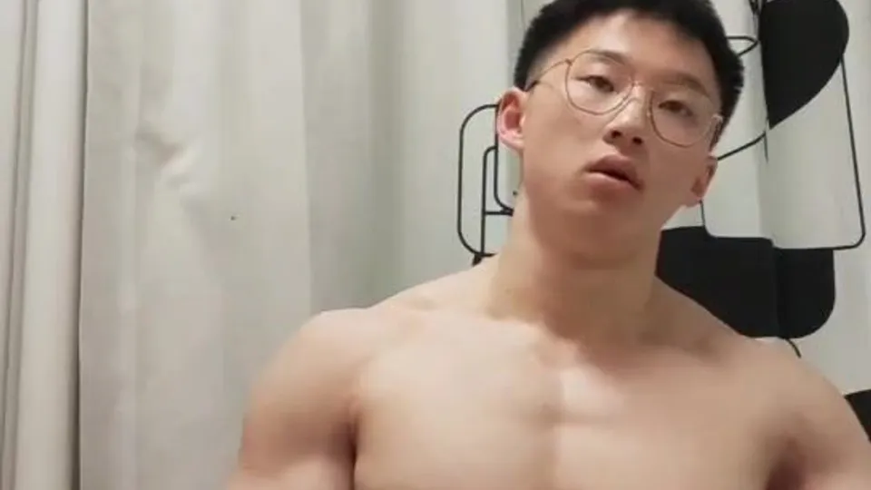 Nerdy chinese hunk cumshot