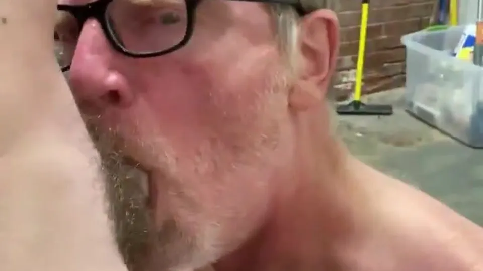 Nerdy Daddy sucking a big one - ThisVid.com