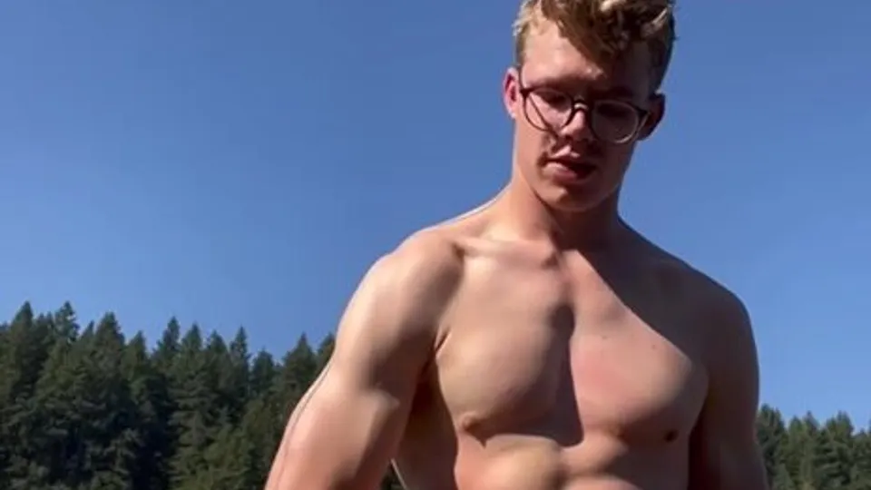 Nerdy hottie takes a break and jerks off - ThisVid.com