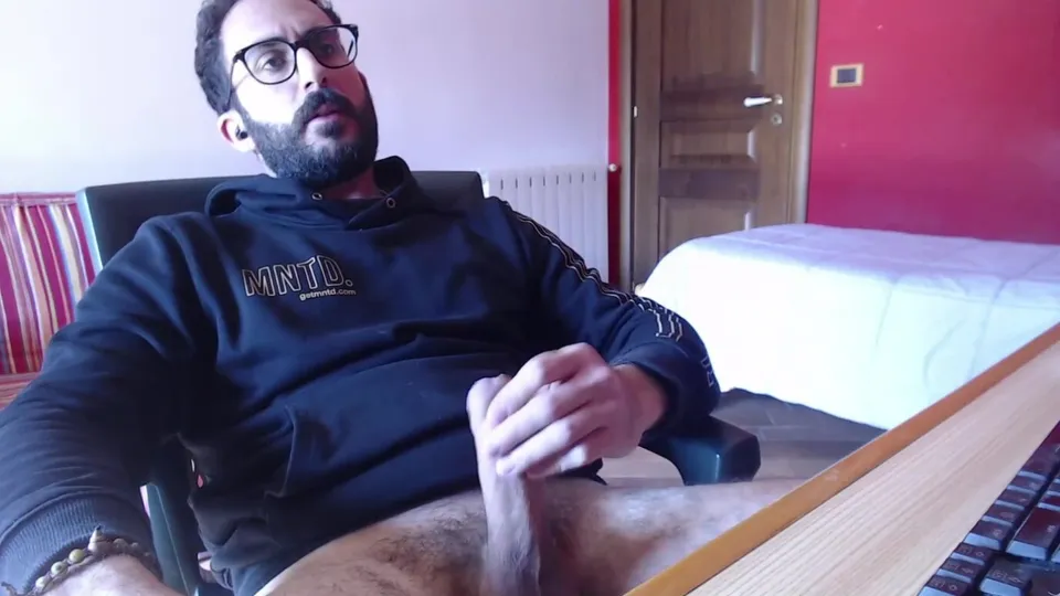 Nerdy str8 daddy jerking again - ThisVid.com