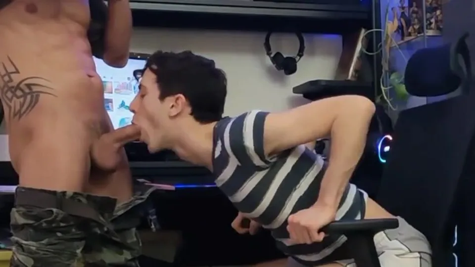 Nerdy twink takes raw cock - ThisVid.com
