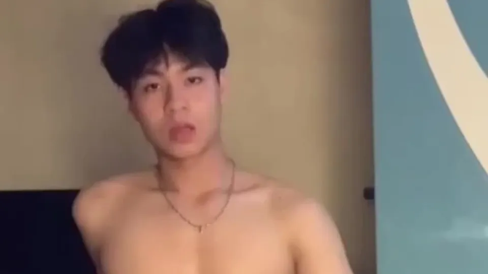 Nhóc hocsinh HN dâm đãng vừa đi học về là cởi đồ ra sục rồi tự liếm tinh luôn