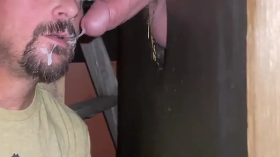 Nibbling cum at the gloryhole - ThisVid.com