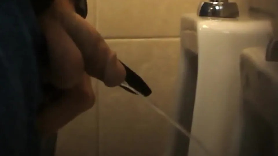 Nice cock alert at urinal - ThisVid.com