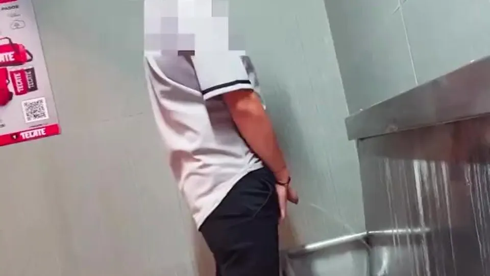Nice dick at mexican urinal - ThisVid.com