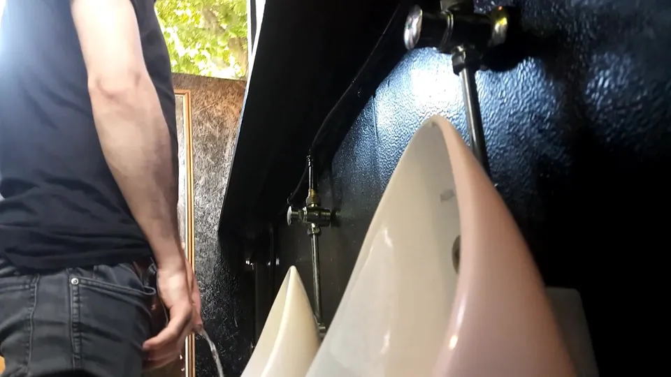 Nice guy pissing at the urinal - ThisVid.com