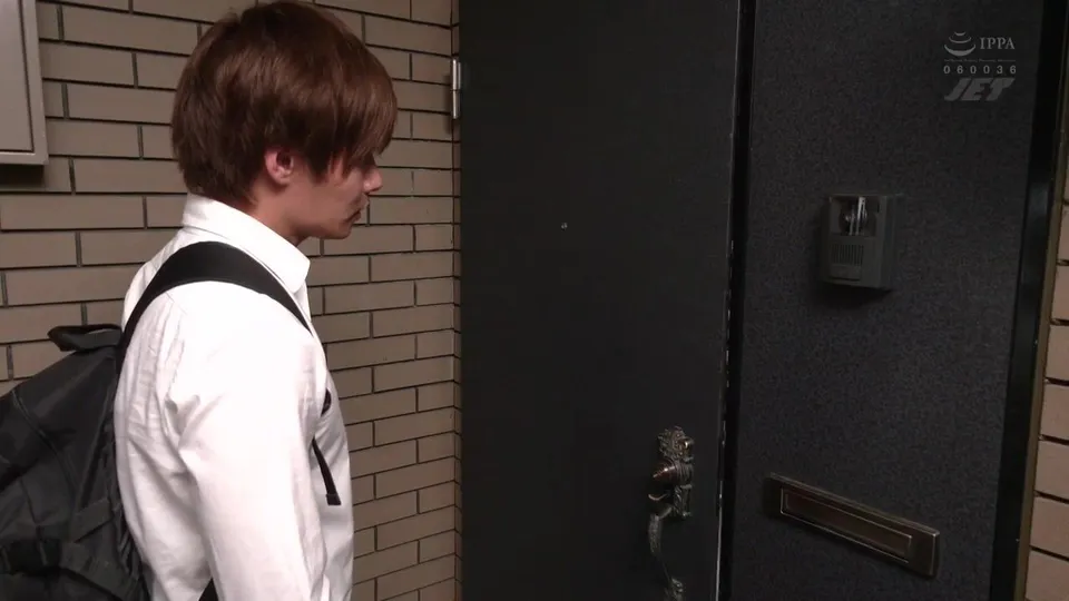 Twink with backpack seduces delivery guy