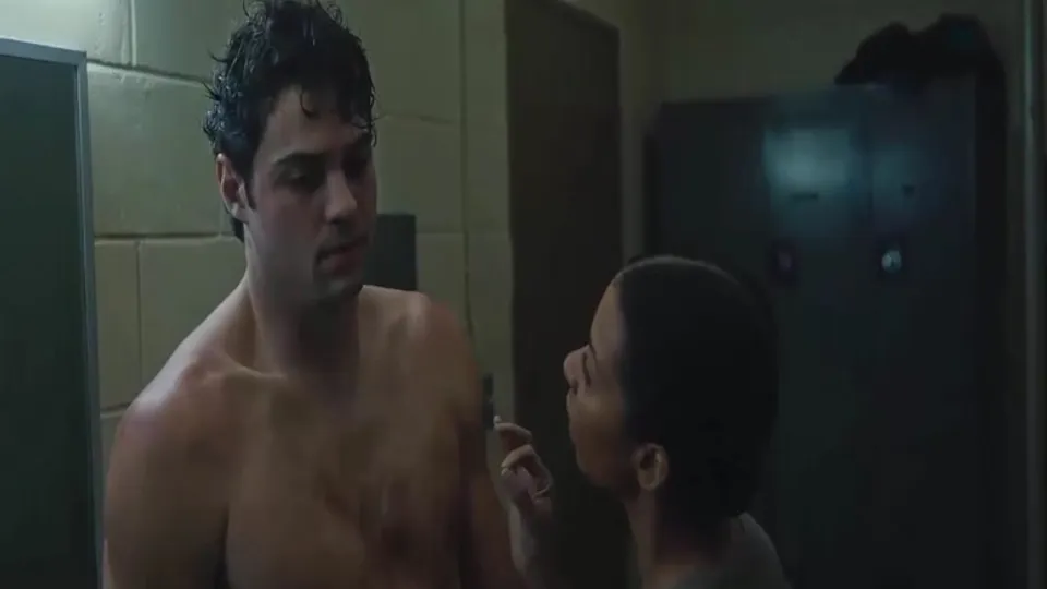 Noah Centineos Shirtloses Arsch-Szene