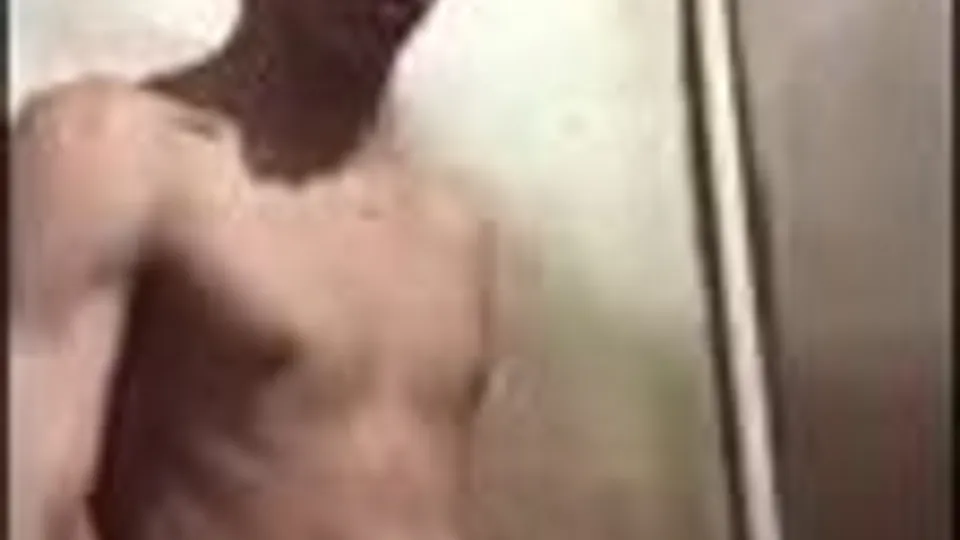 Novinho safadinho no banheiro