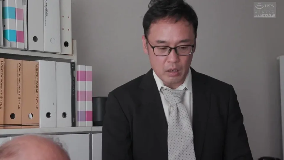 Asian Dude in Suit Fucks Raw in Office