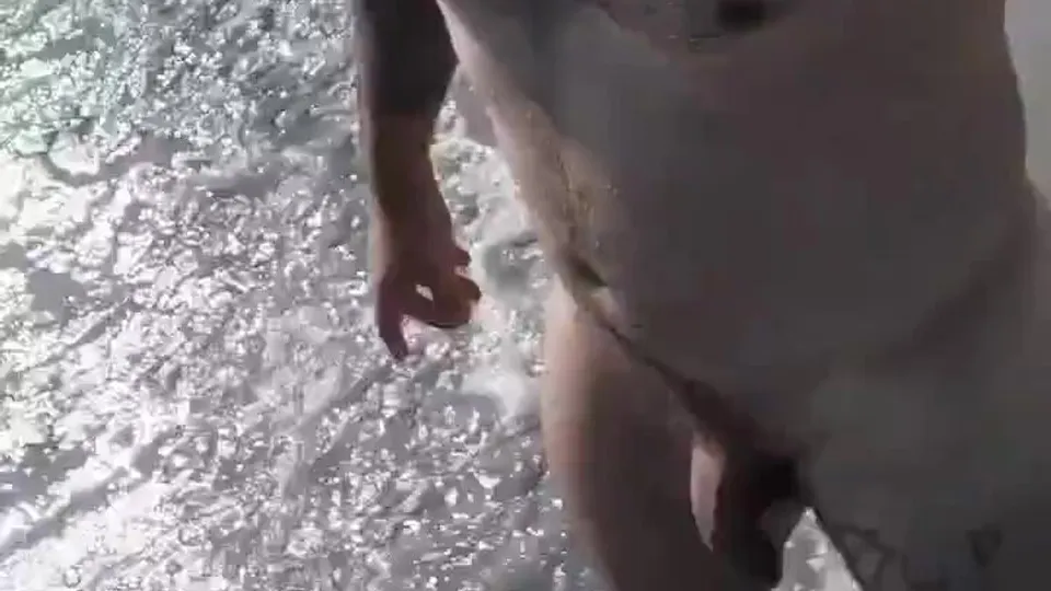 Spacer nago po plaży